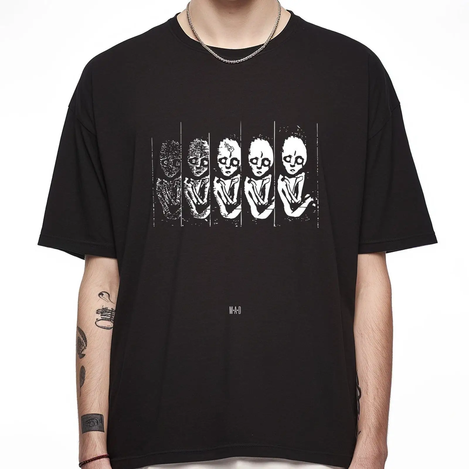 Streetwear Brand Aesthetic - Camiseta MAD 001: Estilo Minimalista para